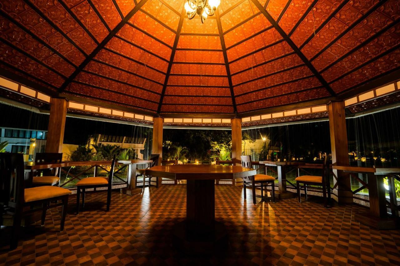 Nihara Resort&Spa Cochin Kochi Exteriör bild